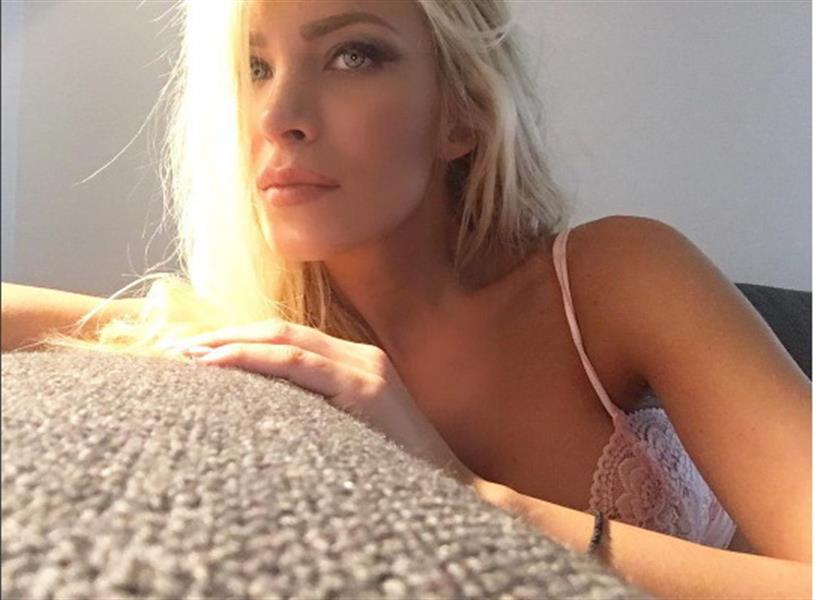 Ποζάρει με το πιο sexy εσώρουχο στον καναπέ του σπιτιού!