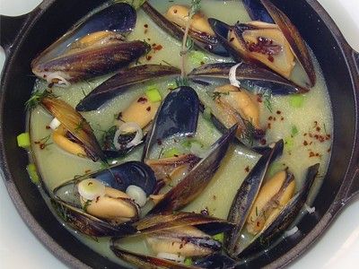 Μύδια αχνιστά με μυρωδικά και μουστάρδα από τη Ντίνα Νικολάου