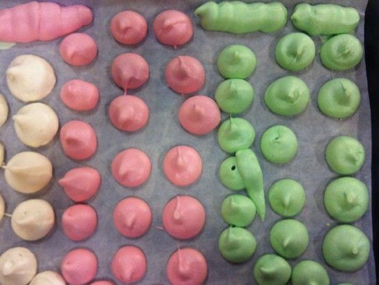 Τραγανές μαρέγκες με παγωτό και φράουλες από την Αργυρώ Μπαρμπαρίγου