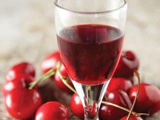 Λικέρ κεράσι από την Αργυρώ Μπαρμπαρίγου