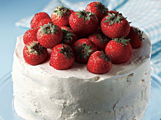 Λευκή τούρτα με φράουλες από την Αργυρώ Μπαρμπαρίγου