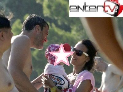 Όλγα Λαφαζάνη και Νίκος Οικονόμου με την κόρη τους στη Σκιάθο