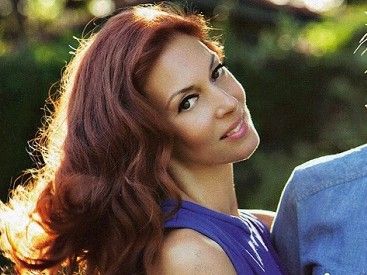 Δήμητρα Παπαδήμα: “Όποιος άντρας με γνωρίσει θέλει σώνει και καλά να με παντρευτεί”