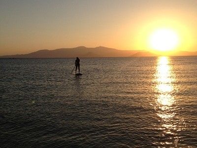 Γνωστή κυρία κάνει θαλάσσια σπορ με θέα το ηλιοβασίλεμα…