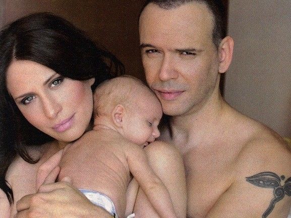 Η Φαίη Ζαφειράκου και ο Ανδρέας Κομπόσης φωτογραφίζονται με το μωρό τους