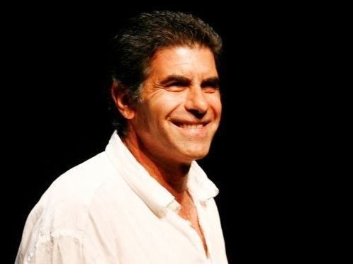 Ο Γιάννης Μπέζος σκηνοθέτης σε θεατρική παράσταση με πρωταγωνίστρια την κόρη του