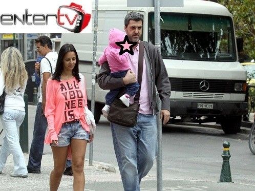 Νίκος Οικονόμου-Όλγα Λαφαζάνη: Βόλτα με την κορούλα τους. Δείτε photo