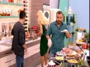 Ο Β. Καλλίδης ετοιμάζει χοιρινή πανσέτα ψητή στο φούρνο με σάλτσα μήλου (VIDEO)