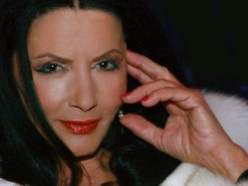 Ζωζώ Σαπουντζάκη: “Από τότε που πέθανε ο άντρας μου έχω πουλήσει τέσσερα σπίτια”