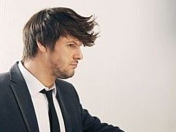 O Πάνος Κιάμος τραγουδάει «Γροθιά στο μαχαίρι»