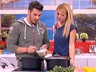 Κοτόσουπα με λαχανικά από τον Άκη Πετρετζίκη-Video