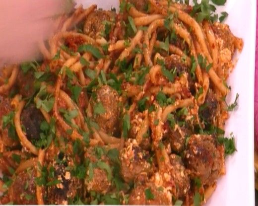 Ο Βασίλης Καλλίδης μαγειρεύει γιουβέτσι με κεφτεδάκια!