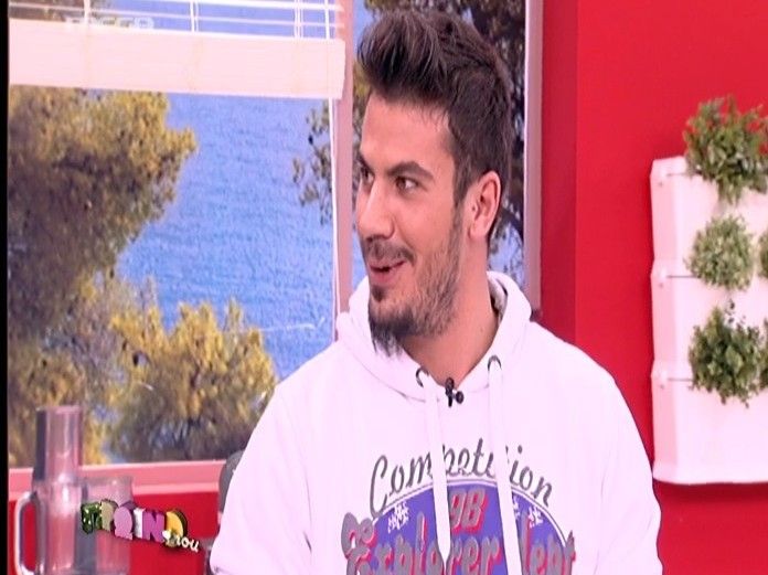 Ο Άκης Πετρετζίκης μαγειρεύει τυρόψωμο!