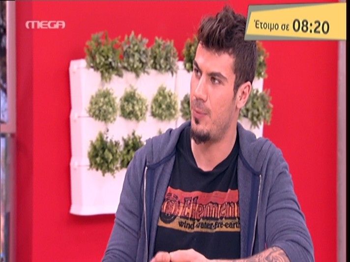 Ο Άκης Πετρετζίκης φτιάχνει σουβλάκι με γύρο χοιρινό και τζατζίκι!