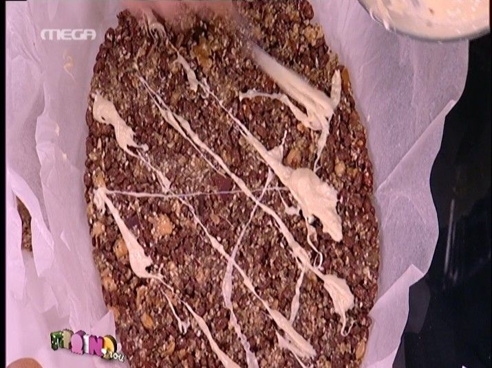 Μπάρες δημητριακών με ξηρούς καρπούς από τον Άκη Πετρετζίκη.