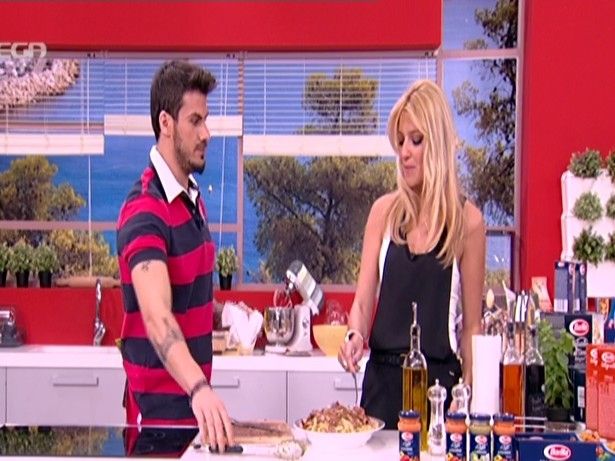 Ο Άκης Πετρετζίκης μαγειρεύει κοτόπουλο σωτέ με προσούτο και πέστο καλαβρέζε! Δείτε Video!