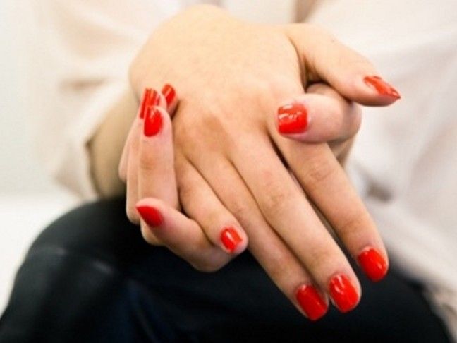 Nail trend: Κόκκινα, ανοιξιάτικα νύχια
