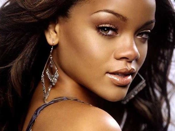 Η Rihanna βγήκε γυμνή στο μπαλκόνι της