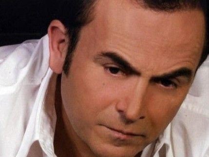 Δείτε το σέξι σταυροπόδι της κούκλας κόρης του Σταμάτη Γονίδη