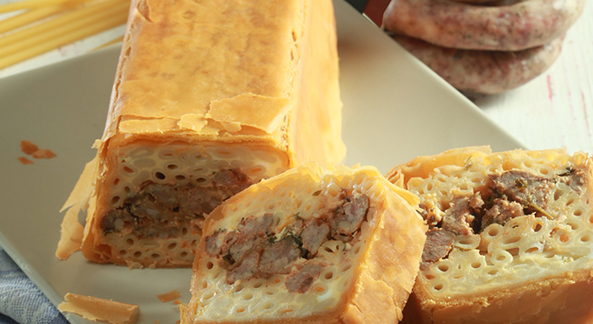 Μακαρονόπιτα πικάντικη με λουκάνικο από τη Ντίνα Νικολάου