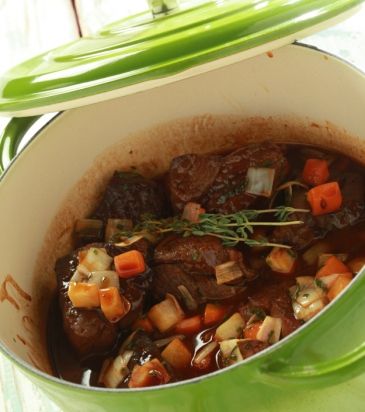 Μοσχάρι μπρεζέ με κόκκινο κρασί και λαχανικά από τον Γιάννη Λουκάκο