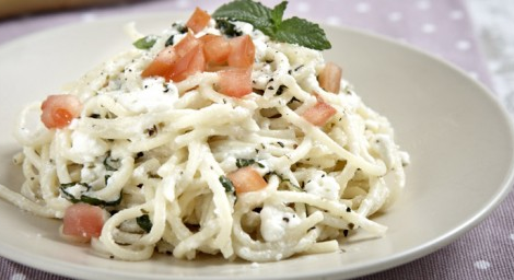 Μακαρονάδα με φέτα από την Ελένη Ψυχούλη (Video)