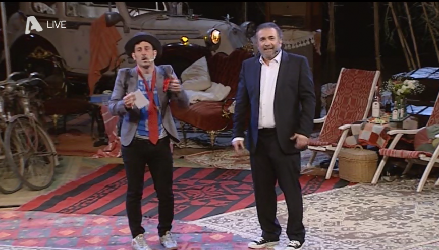 Ο Λευτέρης Ελευθερίου σε έναν ρόλο έκπληξη στο “Αλ Τσαντίρι Νιούζ” (Video)