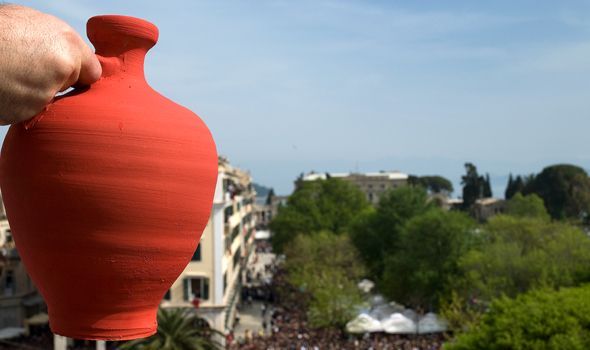 Πάσχα στην Κέρκυρα – Το έθιμο Μπότηδες