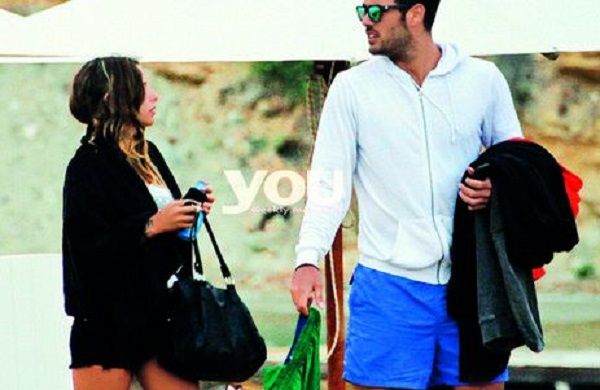 Η Εριέττα Κούρκουλου με το μπικίνι της στην παραλία μαζί με τον Μαρτάκη