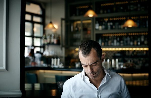 Δείτε τον Κωνσταντίνο Μαρκουλάκη αγκαλιά με τον πανέμορφο γιο του σε διακοπές!