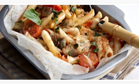 Πένες με μελιτζάνες και μοτσαρέλα στο χαρτί από την Ελένη Ψυχούλη