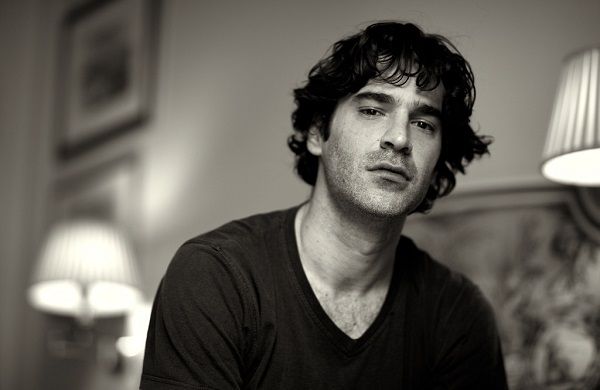 Χριστόφορος Παπακαλιάτης: Με ποιους επώνυμους φίλους τον συναντήσαμε;