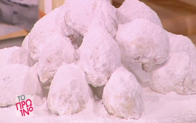 Κουραμπιέδες από την Αργυρώ Μπαρμπαρίγου (Video)