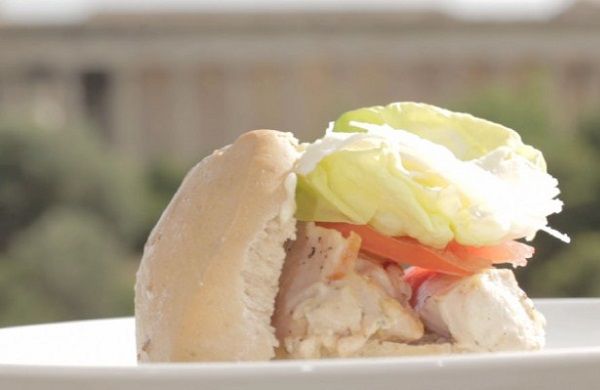 Σάντουιτς με ρολό κοτόπουλου από τον Άρη Τσανακλίδη