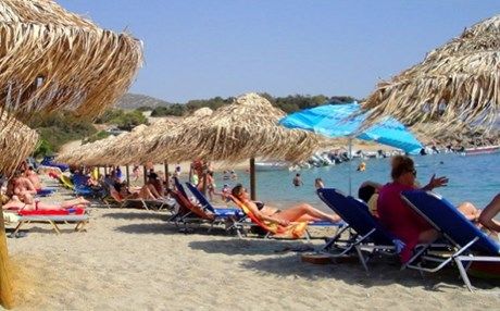 Η Αττική…στα χνάρια της  Μύκονου: Σε ποια παραλία κοστίζουν οι ξαπλώστρες 80 ευρώ