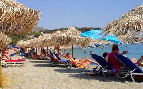 Η Αττική…στα χνάρια της Μύκονου: Σε ποια παραλία κοστίζουν οι ξαπλώστρες 80 ευρώ