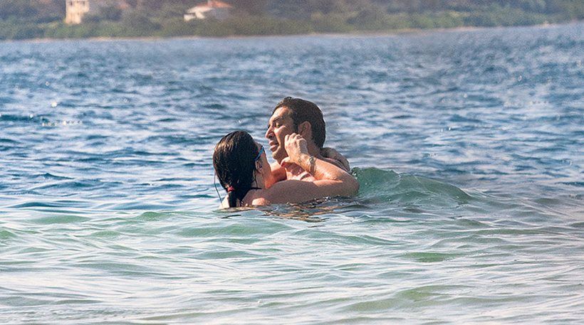 Ζωή Κωνσταντοπούλου: Οι διακοπές της με τον σύζυγό της και οι τρυφερές στιγμές στην παραλία (Φωτογραφίες)