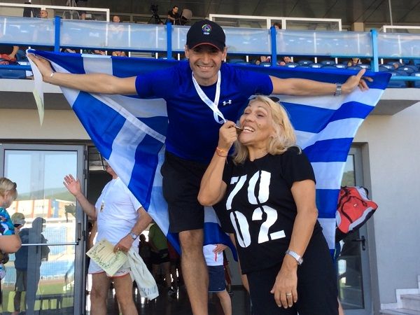 Νίκος Μιχαλόπουλος: Η σύζυγός του Άννα Βερούλη του απένειμε το χρυσό μετάλλιο στον ακοντισμό στους Βαλκανικούς αγώνες Στίβου Masters!