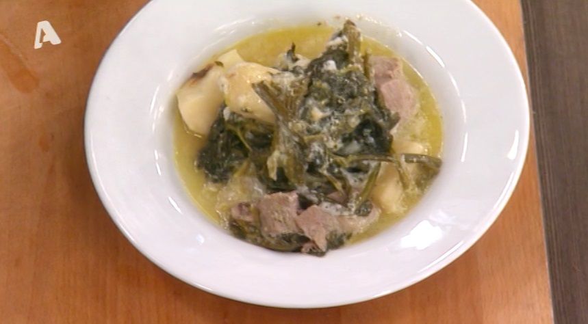 Ο Βασίλης Καλλίδης φτιάχνει χοιρινό με σέλινο αυγολέμονο (Video)