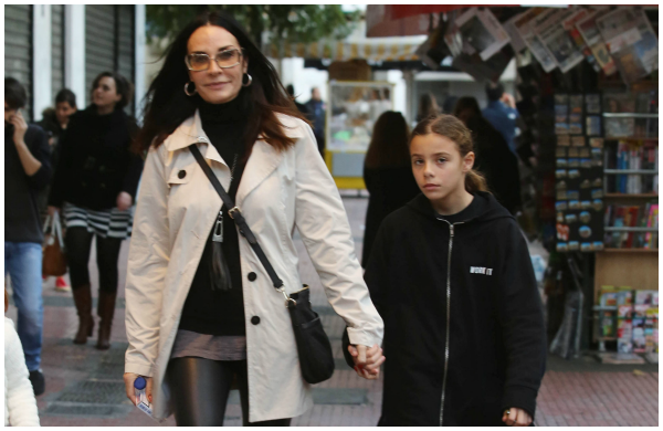 Τάνια Καψάλη: Βόλτα με την κόρη της στο κέντρο της Αθήνας! (Φωτογραφίες)