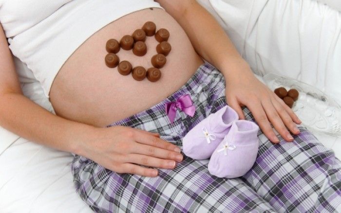 Σοκολάτα στην εγκυμοσύνη: Ποια είναι τα οφέλη για τη μητέρα και το μωρό