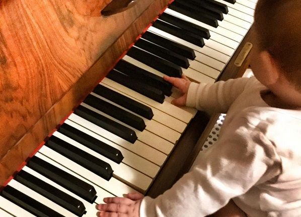 Ο γνωστός τραγουδιστής ανέβασε φωτογραφία με την λίγων μηνών κορούλα του να παίζει πιάνο!