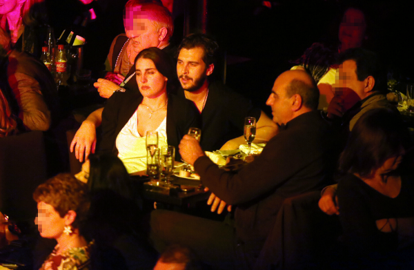 Γιώργος Βουλγαράκης: Βραδινή οικογενειακή έξοδος με τη σύζυγο και την κόρη του! (Φωτογραφίες)