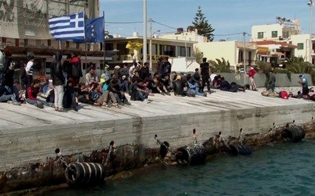Το πρώτο καράβι με μετανάστες έφτασε από την Ελλάδα στην Τουρκία