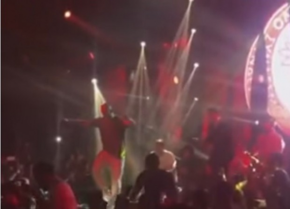 Bασίλης Σπανούλης: Δείτε τι έγινε όταν ανέβηκε στην πίστα και χόρεψε ζεϊμπέκικο (Video)