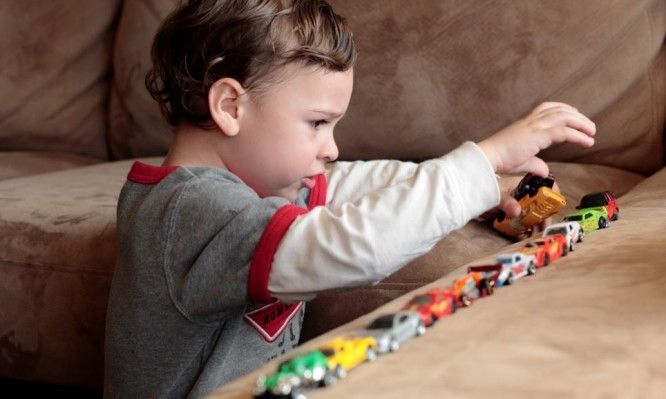 Αυτισμός στο παιδί: ΟΛΑ τα πρώιμα συμπτώματα ανάλογα με την ηλικία