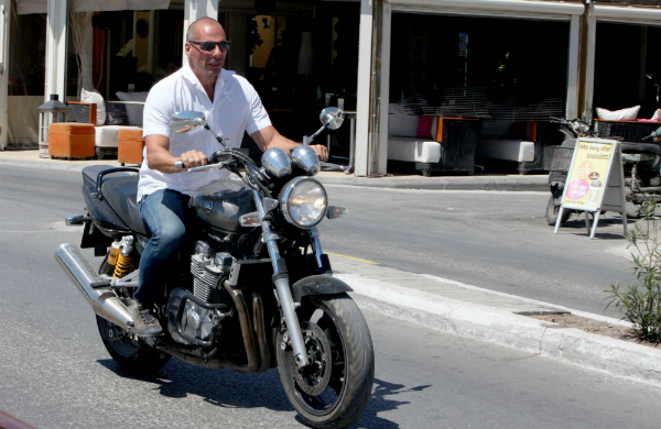 Γιάνης Βαρουφάκης: Διακοπές στην Αίγινα με τη μηχανή του (Φωτογραφίες)