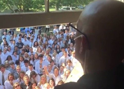 Όταν ένα ολόκληρο σχολείο μαζεύτηκε για να τραγουδήσει έξω από το σπίτι καθηγητή που πάσχει από καρκίνο