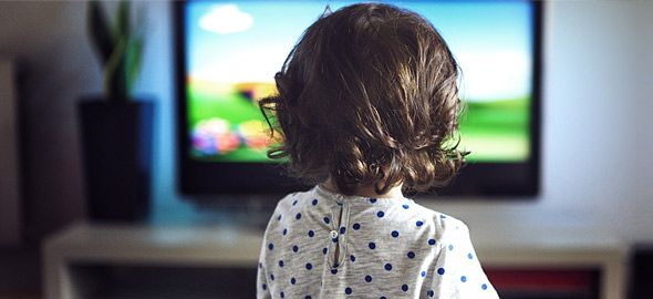Πώς επηρεάζει η τηλεόραση τα μικρά παιδιά - Zinapost.gr