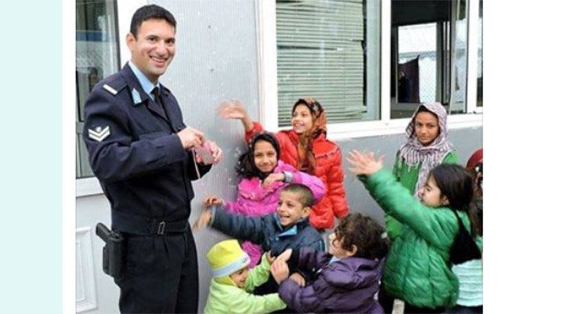 «Μαρτυρία» αστυνομικού για τα προσφυγόπουλα: Ναι, υπάρχει θέμα μετάδοσης… αγάπης, γέλιου και ανθρωπιάς!